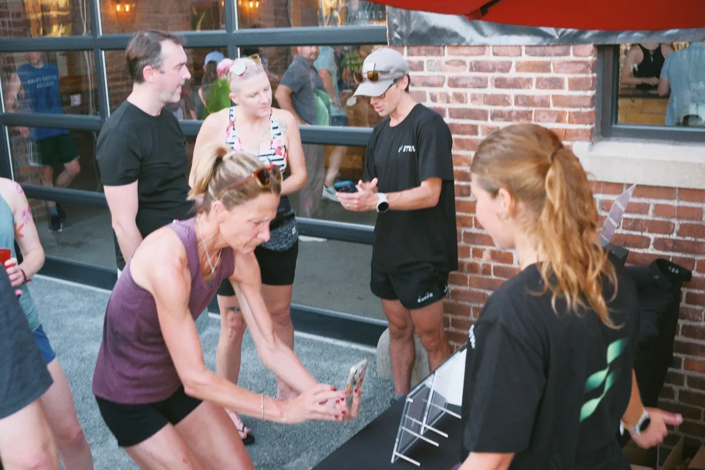 Runners trying STRIV insoles at the demo table